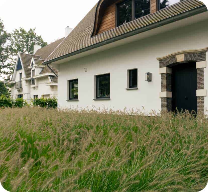 Team van Rinovato aannemers poseert voor afgewerkt renovatieproject in Brugge