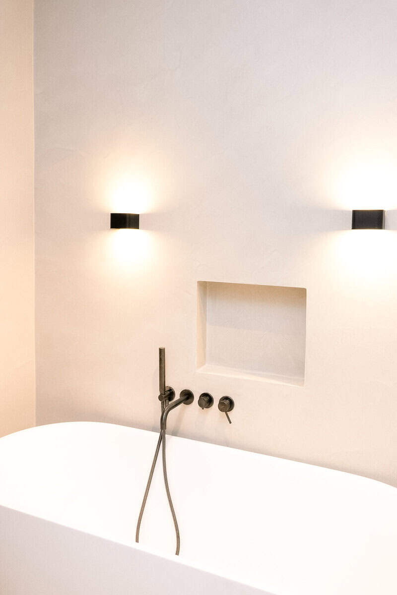 Complete badkamerrenovatie Antwerpen door Rinovato met inloopdouche en moderne afwerking