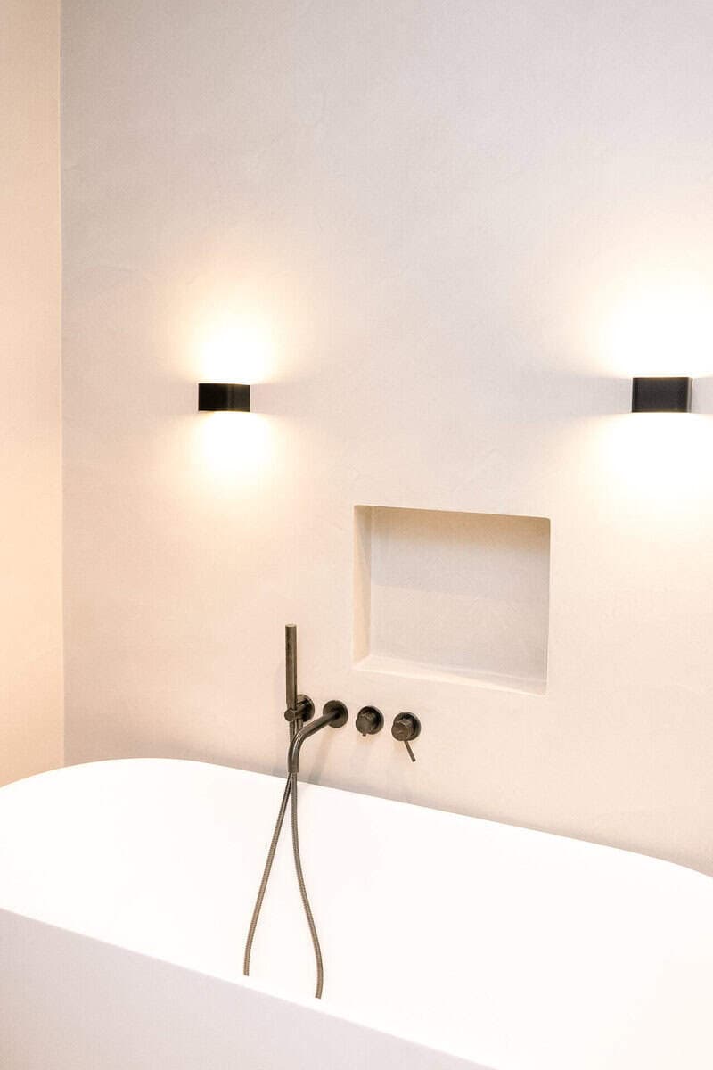 Badkamer na renovatie in Lokeren met maatwerk meubel en design douchewand door Rinovato