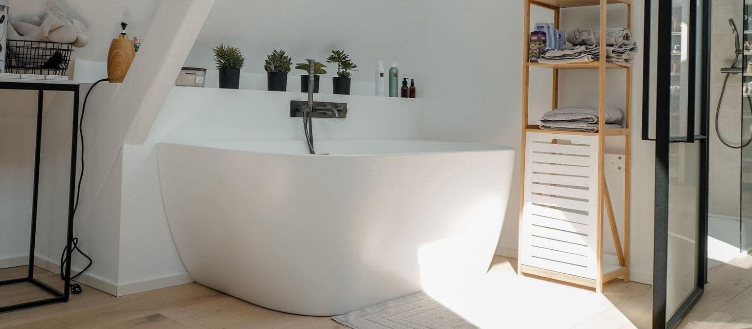 Vakman van Rinovato plaatst badkamermeubel tijdens badkamer renovatie in Roeselare