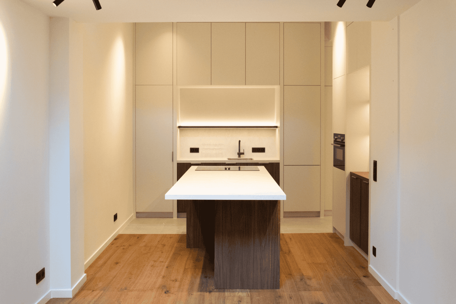 Strak afgewerkte gyprocplafond met ingebouwde spots in woonkamer in Roeselare