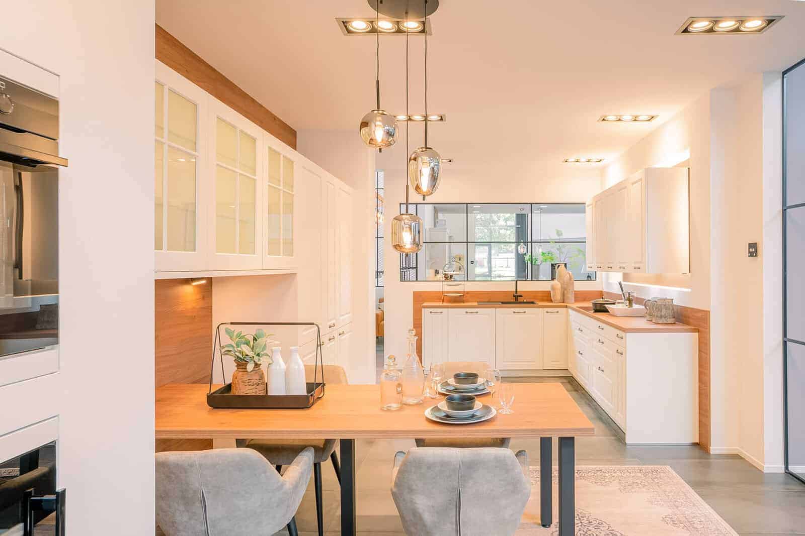 Keukenrenovatie Brasschaat met blije klant na realisatie door Rinovato