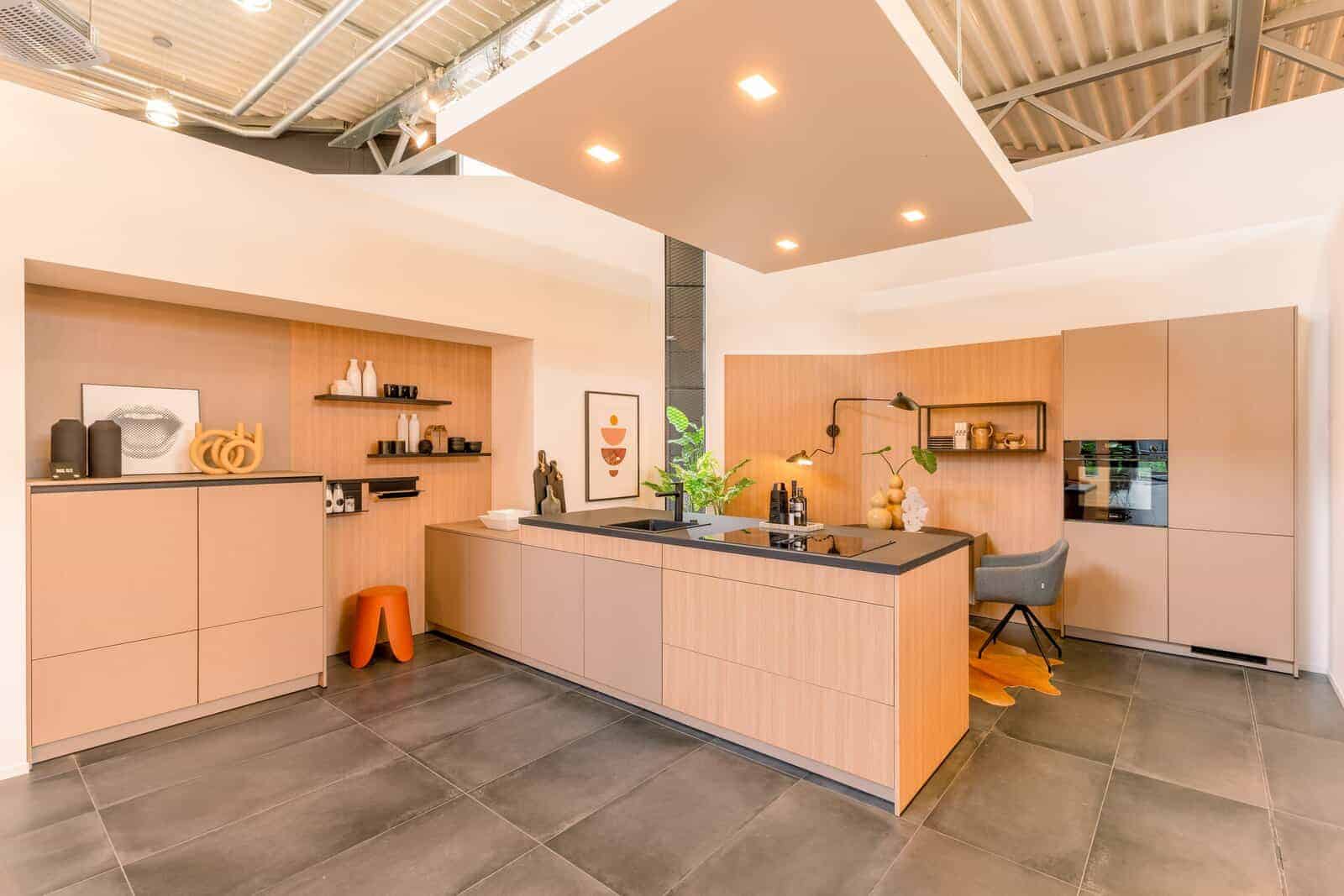 Rinovato vakman plaatst nieuwe keukenkasten tijdens een keukenrenovatie in Brugge