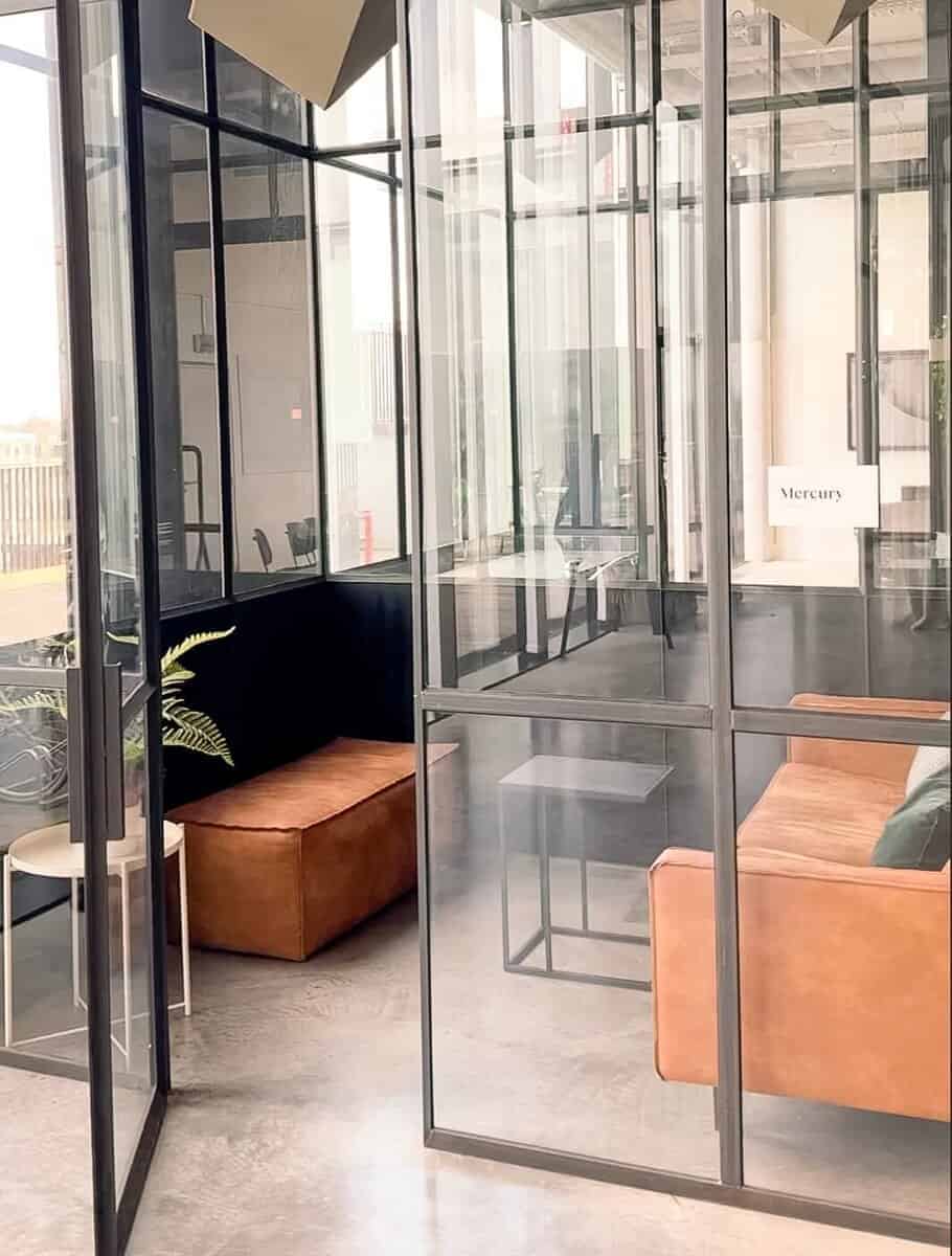 Voor en na totaalrenovatie door Rinovato in woonkamer van huis in Evergem